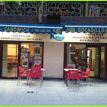 Hamburguesería Kalúa mesas en exterior del local